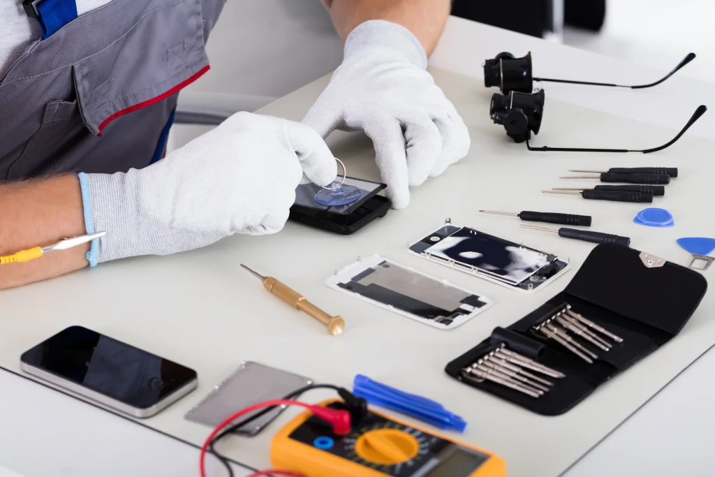 Profitable Screen Refurbishing With Tools From a Phone Repair Store